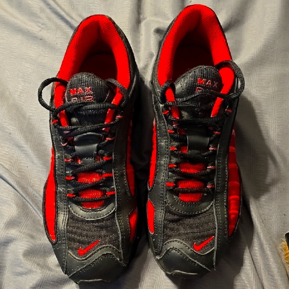Nike Tailwind Black and Red Sneakers